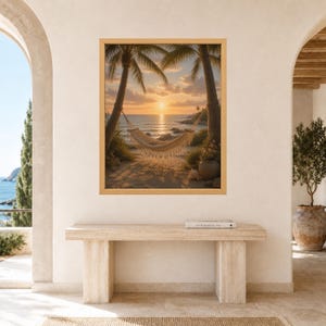 Puede incluir: Una impresi&oacute;n de arte mural enmarcada que muestra una escena de playa al atardecer con una hamaca de macram&eacute; beige suspendida entre dos palmeras. El horizonte del oc&eacute;ano es visible al fondo, con luz dorada iluminando la arena.