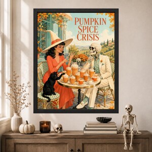 Może przedstawiać: Oprawiony wydruk artystyczny zatytułowany PUMPKIN SPICE CRISIS przedstawiający czarownicę w czerwonej sukni i szkielet w beżowym garniturze siedzących przy stole z wieloma kubkami kawy. Czarny kot siedzi na krześle obok czarownicy w scenerii winnicy.