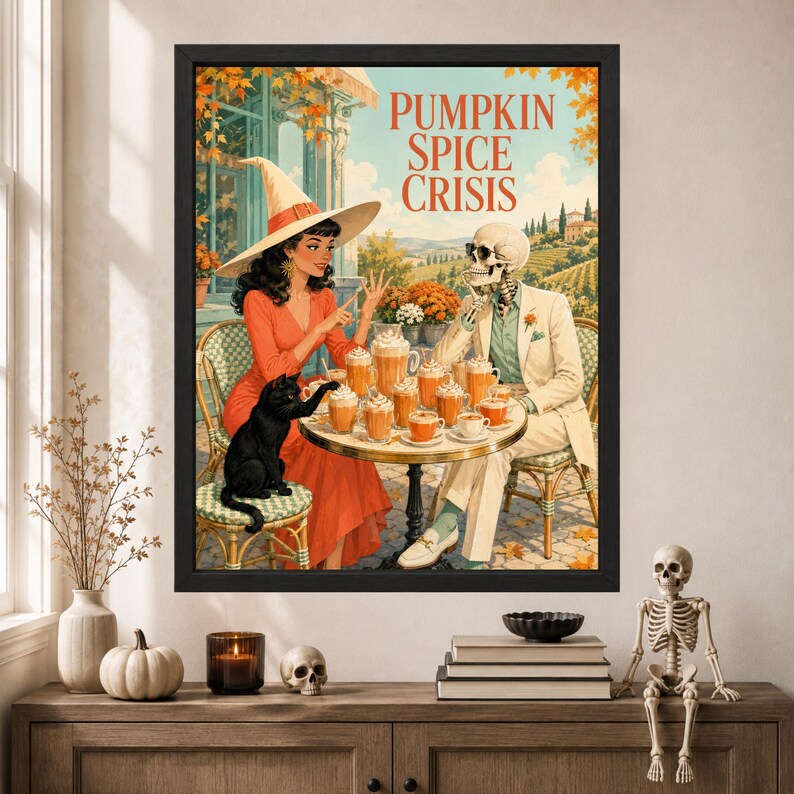 Może przedstawiać: Oprawiony wydruk artystyczny zatytułowany PUMPKIN SPICE CRISIS przedstawiający czarownicę w czerwonej sukni i szkielet w beżowym garniturze siedzących przy stole z wieloma kubkami kawy. Czarny kot siedzi na krześle obok czarownicy w scenerii winnicy.