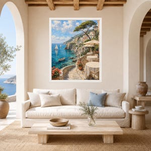 Pu&ograve; includere: Una stampa artistica incorniciata che raffigura una scena costiera mediterranea con mare blu, barche a vela, un sentiero in pietra e tavoli da bar all'aperto con ombrelloni. Il dipinto presenta luce solare calda, verde e fiori vivaci.