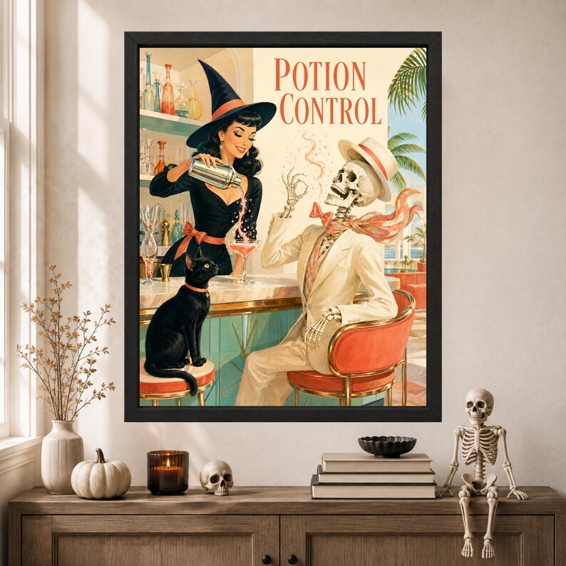 Op de afbeelding: Een ingelijste kunstdruk getiteld Potion Control met een vintage-stijl illustratie van een persoon met een heksenhoed die een drankje inschenkt voor een skelet in een pak, met een zwarte kat op een kruk in een bar met palmbomen.