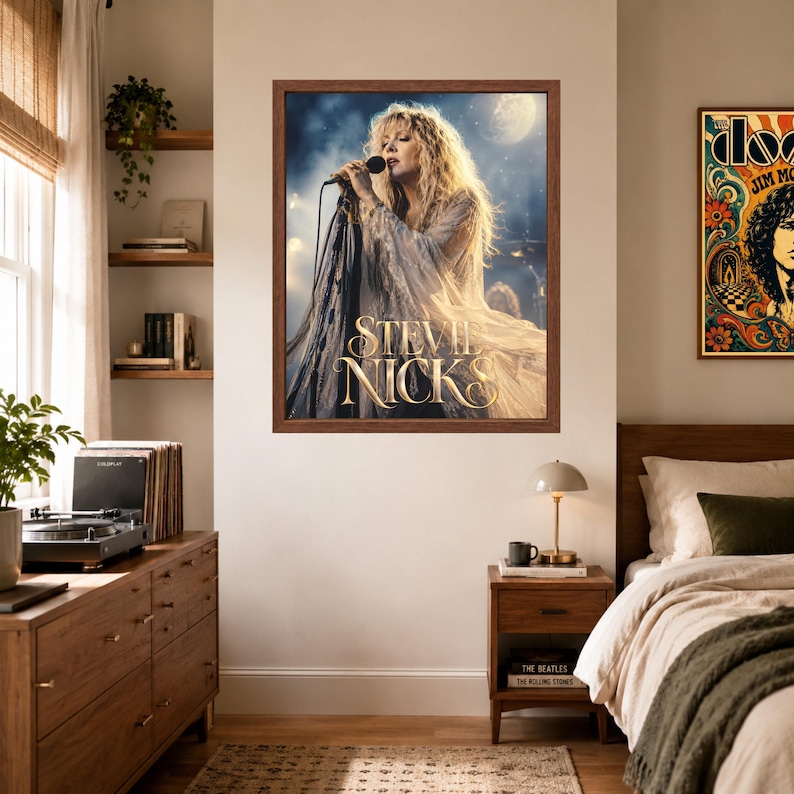 Puede incluir: Un p&oacute;ster de pared enmarcado que presenta una fotograf&iacute;a de Stevie Nicks cantando en un micr&oacute;fono sobre un escenario. La cantante tiene el cabello largo y rubio y viste una prenda fluida de color claro. El nombre STEVIE NICKS est&aacute; en letras doradas.