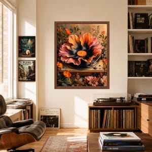 K&ouml;nnte beinhalten: Ein gerahmter Kunstdruck, der einen Vintage-Plattenspieler zeigt, bei dem sich die Schallplatte in eine gro&szlig;e, bl&uuml;hende orangefarbene und rosafarbene Blume verwandelt. Das Kunstwerk ist von &uuml;ppigen floralen Elementen umgeben und in einem braunen Holzrahmen gefasst.