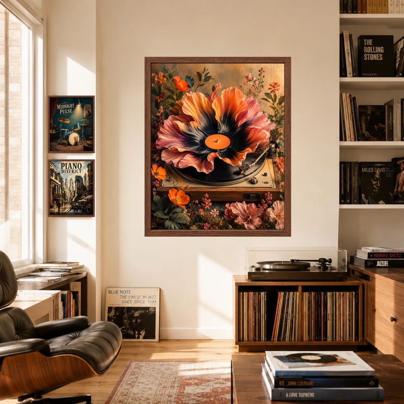 K&ouml;nnte beinhalten: Ein gerahmter Kunstdruck, der einen Vintage-Plattenspieler zeigt, bei dem sich die Schallplatte in eine gro&szlig;e, bl&uuml;hende orangefarbene und rosafarbene Blume verwandelt. Das Kunstwerk ist von &uuml;ppigen floralen Elementen umgeben und in einem braunen Holzrahmen gefasst.
