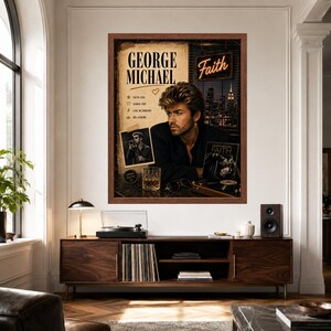 K&ouml;nnte beinhalten: Ein gerahmtes Wandposter mit einem Portr&auml;t von George Michael in einem schwarzen Blazer. Das Design enth&auml;lt den Text George Michael und Faith, ein kleines Foto, ein Glas Whiskey, eine Sonnenbrille und eine n&auml;chtliche Skyline im Hintergrund.