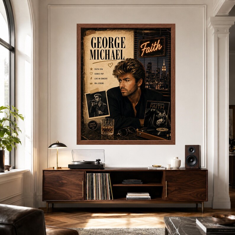 K&ouml;nnte beinhalten: Ein gerahmtes Wandposter mit einem Portr&auml;t von George Michael in einem schwarzen Blazer. Das Design enth&auml;lt den Text George Michael und Faith, ein kleines Foto, ein Glas Whiskey, eine Sonnenbrille und eine n&auml;chtliche Skyline im Hintergrund.