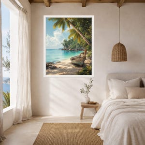 Puede incluir: Una impresi&oacute;n de arte mural enmarcada que representa un bote de madera desgastado descansando en una playa tropical arenosa. La escena presenta agua turquesa, palmeras verdes exuberantes y un cielo azul claro con nubes blancas.