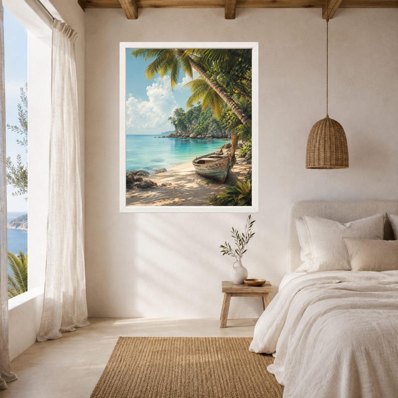 Puede incluir: Una impresi&oacute;n de arte mural enmarcada que representa un bote de madera desgastado descansando en una playa tropical arenosa. La escena presenta agua turquesa, palmeras verdes exuberantes y un cielo azul claro con nubes blancas.