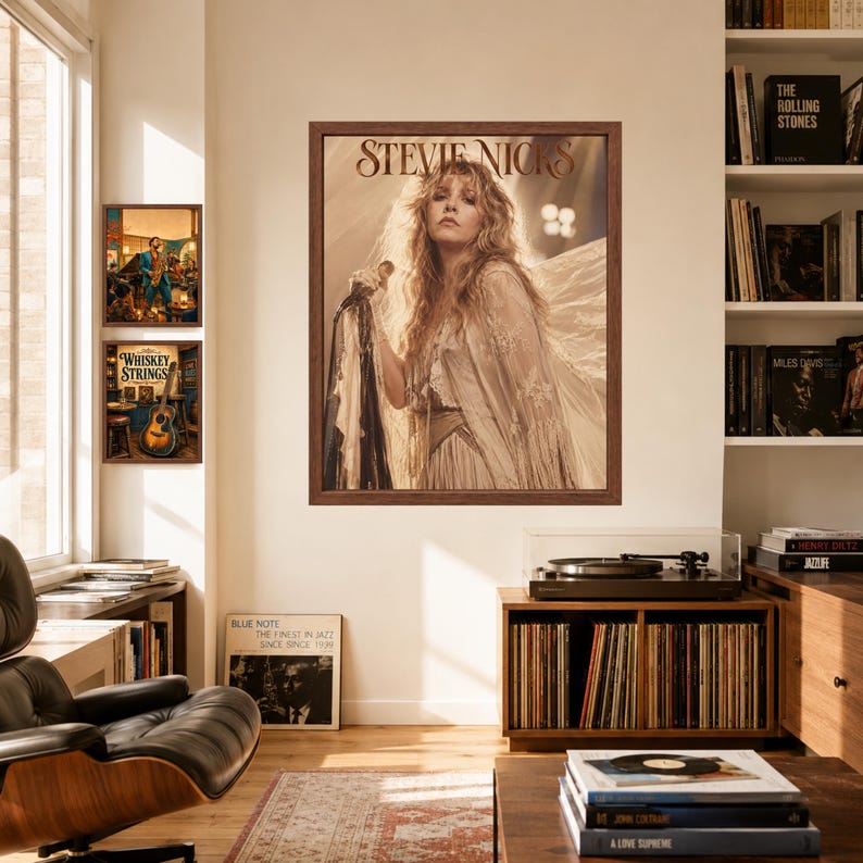 Może przedstawiać: Oprawiony wydruk ścienny przedstawiający portret Stevie Nicks w odcieniach sepii z długimi, falowanymi włosami, ubraną w zwiewny str&oacute;j z frędzlami i trzymającą mikrofon, z napisem Stevie Nicks wydrukowanym ciemną czcionką szeryfową u g&oacute;ry.