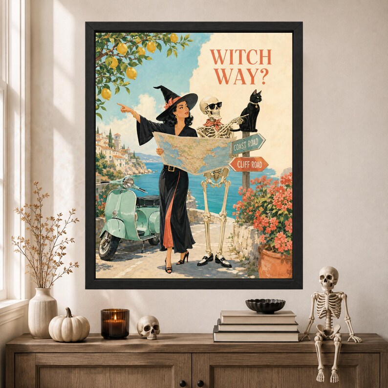 Puede incluir: Una l&aacute;mina de arte enmarcada titulada WITCH WAY? que muestra a una persona con sombrero de bruja y vestido negro sosteniendo un mapa, junto a un esqueleto con gafas de sol y pa&ntilde;uelo rojo, un gato negro, un scooter verde claro y un limonero.