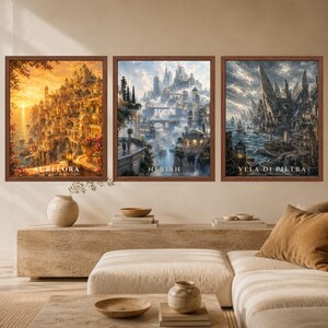 Pu&ograve; includere: Tre stampe d'arte da parete incorniciate raffiguranti paesaggi urbani fantasy. La stampa a sinistra mostra una citt&agrave; al tramonto dorato intitolata AURELORA. La stampa centrale raffigura una citt&agrave; tra le nuvole intitolata NEBIAH, quella a destra VELA DI PIETRA.