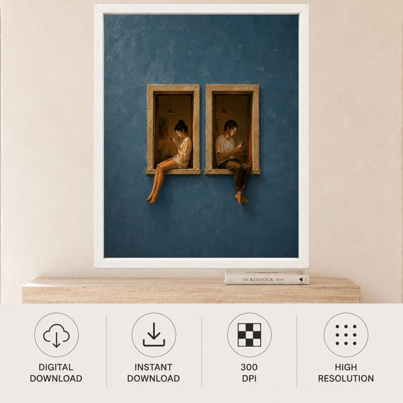 Op de afbeelding: Een ingelijste kunstprint met een diepblauwe, getextureerde muur met twee rechthoekige ramen. In elk raam zit een persoon die naar een mobiel apparaat kijkt. De print staat op een houten plank naast een boek met de titel The Kinfolk.