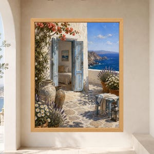 K&ouml;nnte beinhalten: Ein gerahmter Wandkunstdruck, der eine mediterrane Terrasse mit offenen blauen T&uuml;ren, Steinboden, Terrakottat&ouml;pfen, bl&uuml;henden Blumen und einem Blick auf das tiefblaue Meer unter klarem Himmel zeigt, inklusive eines kleinen Hockers und einer Laterne.