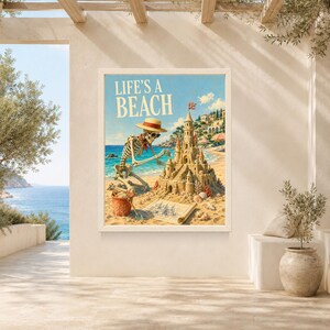 Puede incluir: Una l&aacute;mina de arte enmarcada que muestra un esqueleto con sombrero de paja y bufanda roja construyendo un castillo de arena en la playa. El texto LIFE'S A BEACH aparece arriba. La escena incluye un cubo rojo, un plano y un paisaje costero.