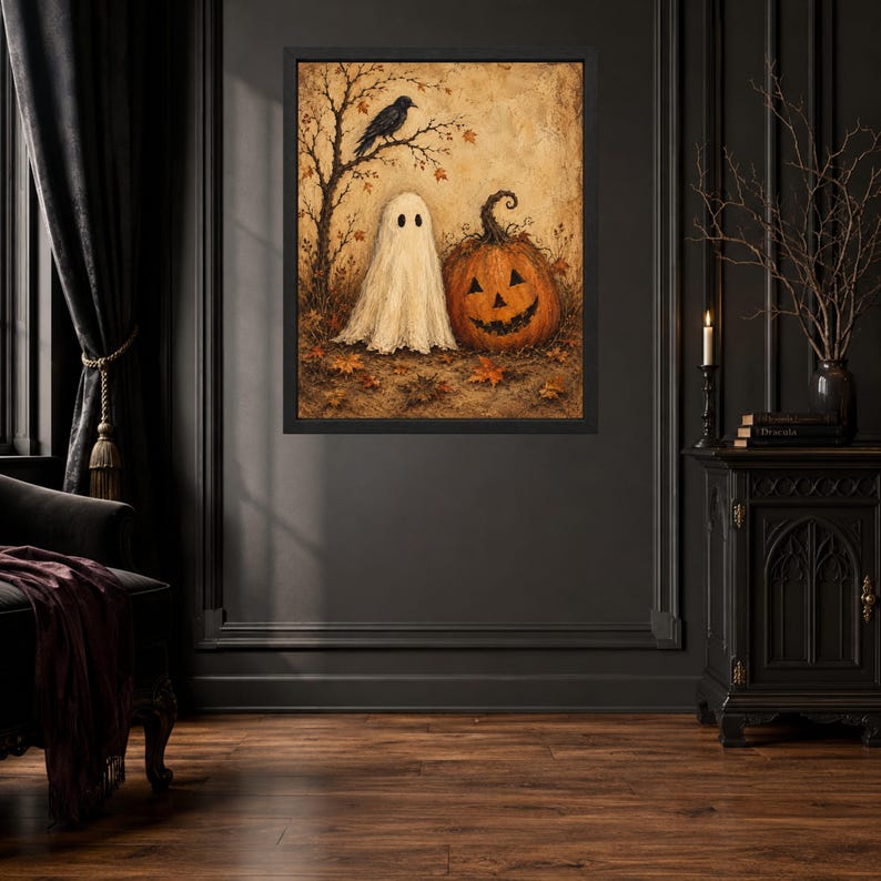 Pode incluir: Uma impress&atilde;o de arte de parede retangular emoldurada apresentando um fantasma branco ao lado de uma ab&oacute;bora laranja esculpida. Um corvo preto est&aacute; empoleirado em um galho de &aacute;rvore nu acima do fantasma, com folhas de outono no ch&atilde;o.