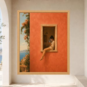 K&ouml;nnte beinhalten: Ein gerahmter Wandkunstdruck, der eine leuchtend orangefarbene Wand mit einem zentralen Fenster zeigt. Eine Figur sitzt auf dem Fensterbrett und schaut auf ein leuchtendes Smartphone. Links ist eine K&uuml;stenszene mit blauem Wasser, Steingeb&auml;uden und orangefarbenen Blumen zu sehen.