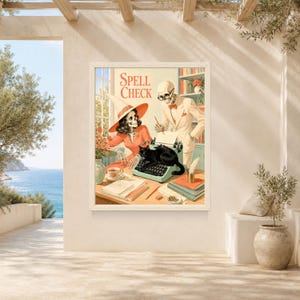 Pu&ograve; includere: Una stampa artistica da parete incorniciata intitolata Spell Check che raffigura uno scheletro con cappello da strega e uno scheletro in abito che lavorano a una scrivania con una macchina da scrivere e un gatto nero. Libri, tazza e penna sul tavolo.