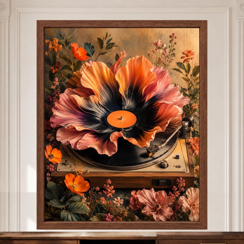 K&ouml;nnte beinhalten: Ein gerahmter Wandkunstdruck, der einen Vintage-Plattenspieler zeigt, aus dessen Mitte eine gro&szlig;e, bl&uuml;hende orangefarbene und schwarze Blume w&auml;chst. Der Plattenspieler ist von verschiedenen orangefarbenen und rosafarbenen Blumen sowie gr&uuml;nem Blattwerk umgeben.