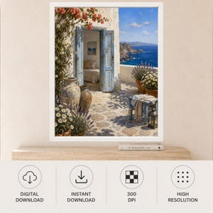 K&ouml;nnte beinhalten: Ein gerahmter Wandkunstdruck, der eine mediterrane Terrasse mit offenen blauen T&uuml;ren, Steinboden, gro&szlig;en Terrakotta-Vasen, Topfblumen und einen Blick auf das tiefblaue Meer unter einem klaren Himmel zeigt. Die Szene enth&auml;lt einen kleinen Holzhocker.