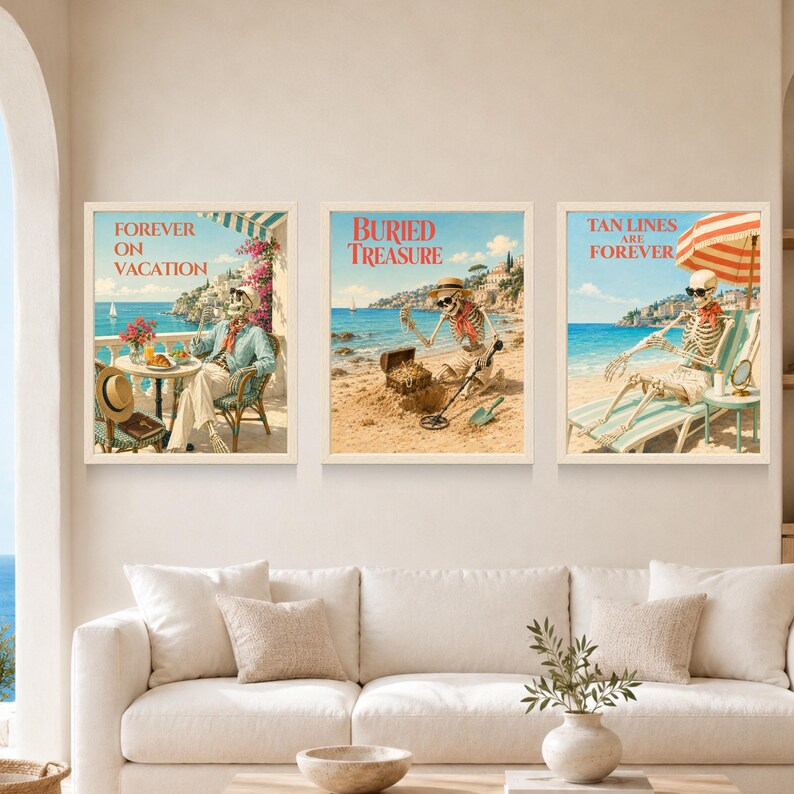 Puede incluir: Tres l&aacute;minas de arte enmarcadas con esqueletos en escenas vacacionales. La primera muestra un esqueleto en una mesa con el texto FOREVER ON VACATION. La segunda muestra un esqueleto excavando con el texto BURIED TREASURE. La tercera muestra un esqueleto en una silla de playa con el texto TAN LINES ARE FOREVER.