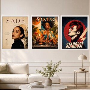 Puede incluir: Tres l&aacute;minas de pared enmarcadas con iconos musicales. La l&aacute;mina izquierda muestra a Sade con el texto Love Deluxe. La central muestra a una persona pinchando m&uacute;sica con el texto Selector. La derecha muestra a David Bowie con el texto Stardust.