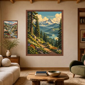Pode incluir: Uma grande pintura de paisagem emoldurada apresentando uma cordilheira, um rio sinuoso e um caminho na floresta com flores silvestres coloridas. Uma pintura menor a condizer est&aacute; pendurada &agrave; esquerda, retratando uma cena de montanha.