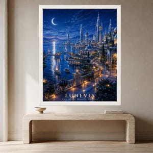 Pu&ograve; includere: Una stampa d'arte da parete incorniciata che raffigura una fantastica citt&agrave; costiera di notte sotto una luna crescente. La scena mostra torri illuminate, ponti di pietra e barche a vela sull'acqua blu. Il testo recita LUNEVIA City of the Moonlit Harbors.