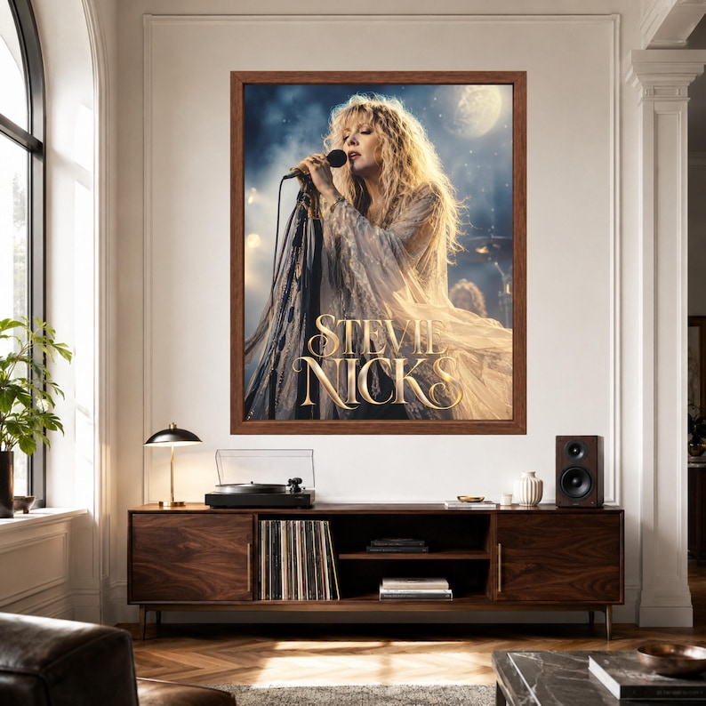 Puede incluir: Una impresi&oacute;n de arte de pared enmarcada que presenta un retrato de Stevie Nicks cantando en un micr&oacute;fono. La imagen muestra a Nicks con cabello rubio largo, vistiendo una prenda fluida de color claro, sobre un fondo oscuro y atmosf&eacute;rico con una luna.