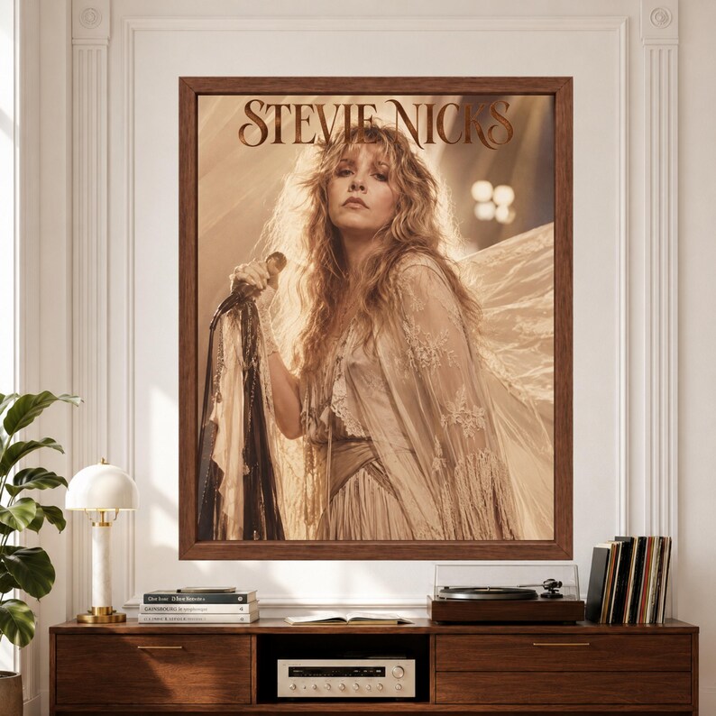 Może przedstawiać: Oprawiony plakat ścienny przedstawiający zdjęcie Stevie Nicks w odcieniach sepii z długimi, falowanymi włosami, ubraną w koronkową odzież z frędzlami i trzymającą mikrofon. Tekst STEVIE NICKS jest wydrukowany szeryfową czcionką u g&oacute;ry.