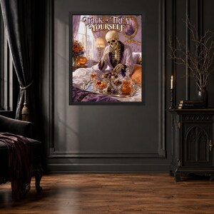 K&ouml;nnte beinhalten: Ein gerahmter Wandkunstdruck mit dem Titel Trick or Treat Yourself, der ein Skelett in einem hellvioletten Morgenmantel mit dunkelviolettem Besatz zeigt, das auf einem Bett mit einem silbernen Tablett voller Pralinen sitzt.