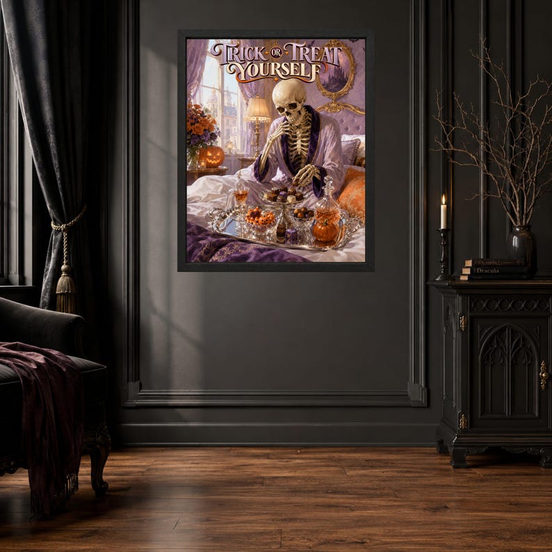 K&ouml;nnte beinhalten: Ein gerahmter Wandkunstdruck mit dem Titel Trick or Treat Yourself, der ein Skelett in einem hellvioletten Morgenmantel mit dunkelviolettem Besatz zeigt, das auf einem Bett mit einem silbernen Tablett voller Pralinen sitzt.