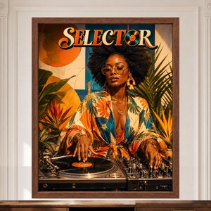 Puede incluir: Una impresi&oacute;n art&iacute;stica enmarcada que muestra a una persona con peinado afro, gafas redondas y una t&uacute;nica con estampado floral, operando un tocadiscos y una mesa de mezclas. La palabra SELECTOR aparece arriba con un disco de vinilo en la O.