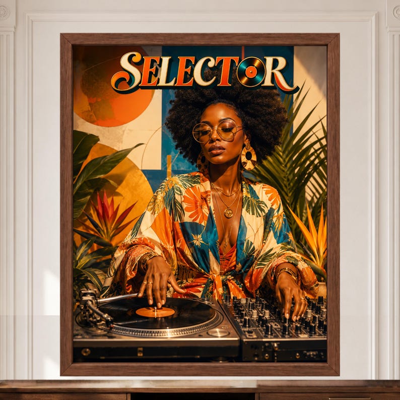 Puede incluir: Una impresi&oacute;n art&iacute;stica enmarcada que muestra a una persona con peinado afro, gafas redondas y una t&uacute;nica con estampado floral, operando un tocadiscos y una mesa de mezclas. La palabra SELECTOR aparece arriba con un disco de vinilo en la O.