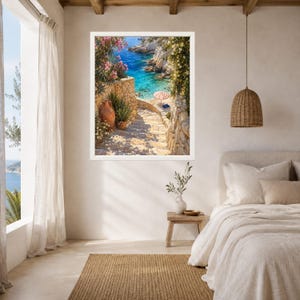 Peut inclure: Une impression d'art mural encadr&eacute;e repr&eacute;sentant un escalier en pierre menant &agrave; une crique m&eacute;diterran&eacute;enne turquoise. La sc&egrave;ne comprend un vase en terre cuite, des fleurs de laurier-rose et un petit parasol ray&eacute; rouge et blanc sur la plage.