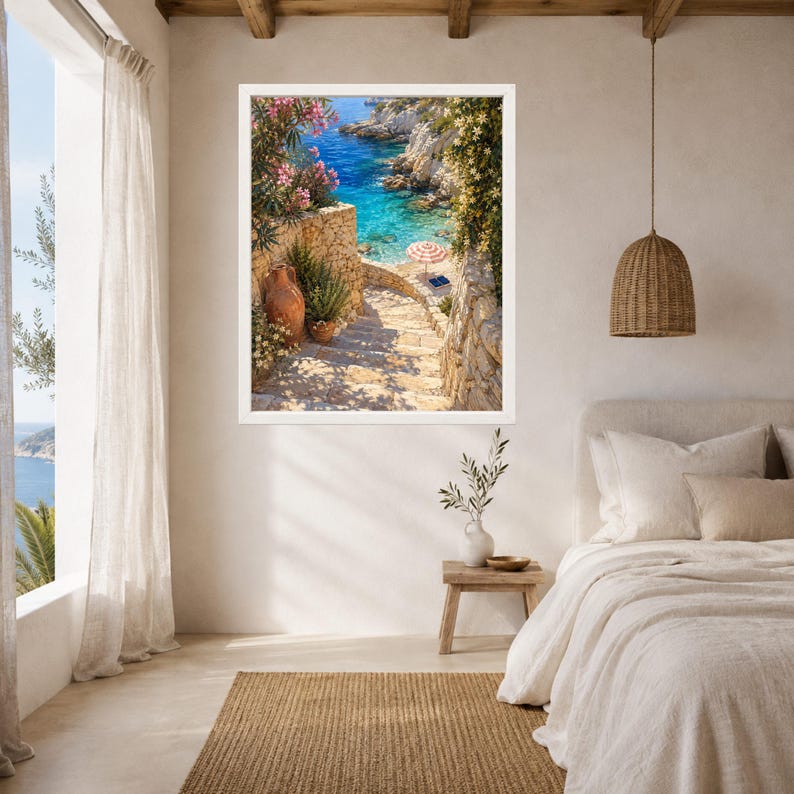 Peut inclure: Une impression d'art mural encadr&eacute;e repr&eacute;sentant un escalier en pierre menant &agrave; une crique m&eacute;diterran&eacute;enne turquoise. La sc&egrave;ne comprend un vase en terre cuite, des fleurs de laurier-rose et un petit parasol ray&eacute; rouge et blanc sur la plage.