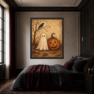 Pode incluir: Uma impress&atilde;o de arte de parede emoldurada apresentando um fantasma branco ao lado de uma ab&oacute;bora laranja esculpida. Um corvo preto est&aacute; pousado em um galho de &aacute;rvore nu acima do fantasma, com folhas de outono espalhadas pelo ch&atilde;o.
