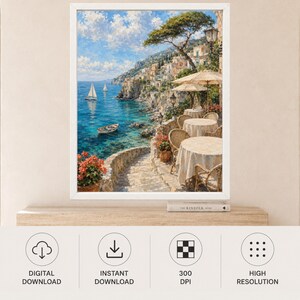 Pu&ograve; includere: Una stampa d'arte digitale incorniciata che raffigura una scena costiera mediterranea con mare blu, barche a vela bianche e un villaggio sulla scogliera. Una terrazza in pietra presenta tavoli rotondi con tovaglie beige, sedie in vimini e fiori.