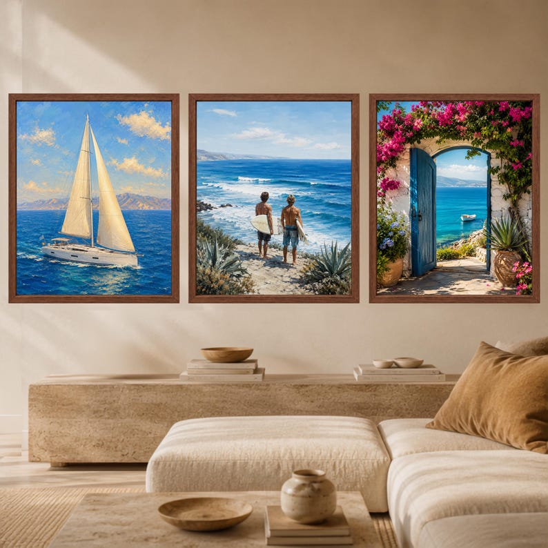 Puede incluir: Un conjunto de tres cuadros de pared con escenas costeras. La imagen de la izquierda muestra un velero blanco en el mar azul. La central muestra a dos personas con tablas de surf en una playa. La de la derecha muestra una puerta azul al mar.
