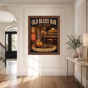 Op de afbeelding: Een ingelijste rechthoekige wandkunstprint getiteld Old Blues Bar Live Tonight. De afbeelding toont het interieur van een zwak verlichte bar met een elektrische gitaar, een microfoonstandaard, een houten kruk en de tekst Where the Night Sings Blue.