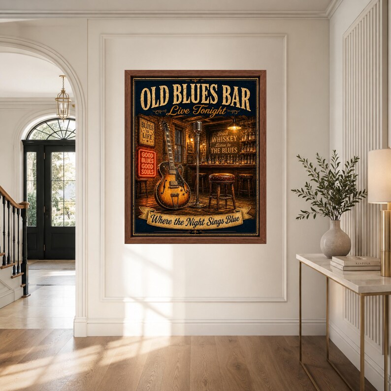 Op de afbeelding: Een ingelijste rechthoekige wandkunstprint getiteld Old Blues Bar Live Tonight. De afbeelding toont het interieur van een zwak verlichte bar met een elektrische gitaar, een microfoonstandaard, een houten kruk en de tekst Where the Night Sings Blue.