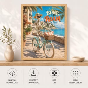 Peut inclure: Une impression d'art encadr&eacute;e repr&eacute;sentant un squelette portant un chapeau de paille et des lunettes de soleil, &agrave; v&eacute;lo bleu clair sur un chemin c&ocirc;tier. Un panier en osier avec un sac ray&eacute; est sur le guidon. Le texte BONE TO ROAM est affich&eacute;.