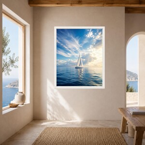 Pode incluir: Uma impress&atilde;o art&iacute;stica emoldurada apresentando um veleiro branco num oceano calmo e azul profundo sob um c&eacute;u brilhante com nuvens t&eacute;nues e luz solar suave. A obra de arte est&aacute; exposta numa moldura branca numa parede de tons neutros.