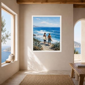 Puede incluir: Una impresi&oacute;n art&iacute;stica enmarcada que muestra a dos surfistas de pie en un acantilado con vistas a un oc&eacute;ano azul con olas. La escena presenta plantas de agave en primer plano, un cielo despejado y los surfistas sosteniendo tablas blancas.