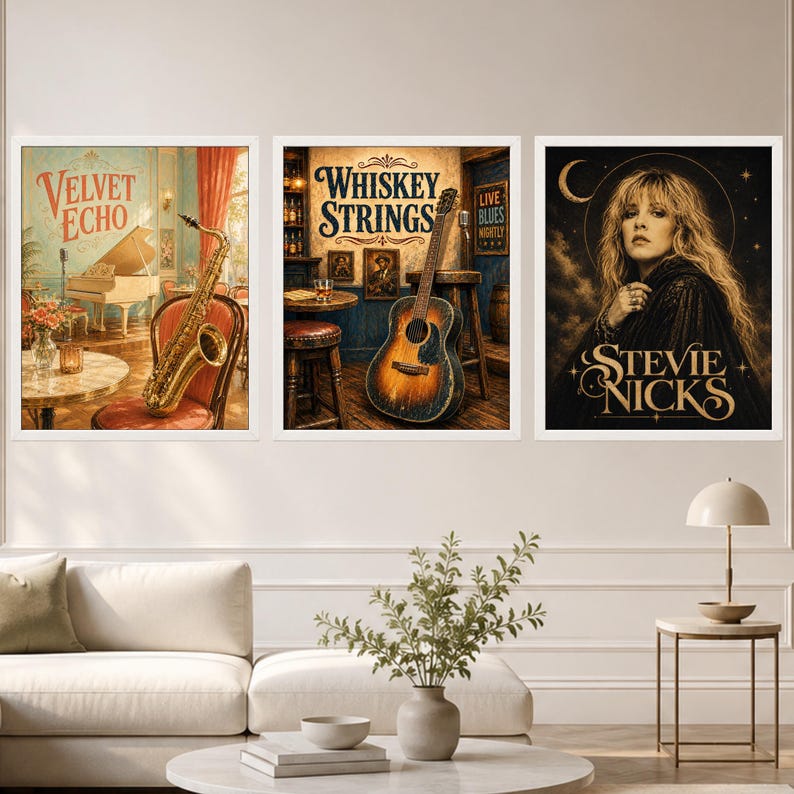 Op de afbeelding: Drie ingelijste muurkunstprints. De linker print toont een gouden saxofoon, een witte piano en de tekst "VELVET ECHO". De middelste print bevat een akoestische gitaar, een bar en de tekst "WHISKEY STRINGS". De rechter print toont een portret van Stevie Nicks met de tekst "STEVIE NICKS".