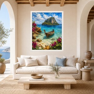 Peut inclure: Une impression d'art encadr&eacute;e repr&eacute;sentant une barque en bois flottant sur une eau turquoise claire pr&egrave;s d'une &icirc;le rocheuse. Le premier plan pr&eacute;sente des fleurs de bougainvilliers rose vif et des fleurs blanches sous un ciel bleu &eacute;clatant.