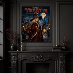 Może przedstawiać: Oprawiony wydruk ścienny zatytułowany The Yule Witch, przedstawiający postać w czerwonym aksamitnym płaszczu i spiczastym kapeluszu trzymającą latarnię w zaśnieżonej wiosce nocą. Czarny kot siedzi w pobliżu pod pełnią księżyca.