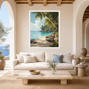 Puede incluir: Una impresi&oacute;n de arte mural enmarcada que muestra una escena de playa tropical con un bote de madera desgastado en la arena, rodeado de palmeras exuberantes y follaje verde bajo un cielo azul brillante con nubes blancas, en un marco blanco.