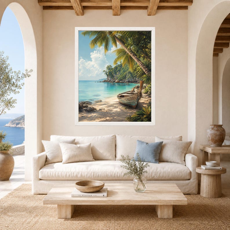 Puede incluir: Una impresi&oacute;n de arte mural enmarcada que muestra una escena de playa tropical con un bote de madera desgastado en la arena, rodeado de palmeras exuberantes y follaje verde bajo un cielo azul brillante con nubes blancas, en un marco blanco.