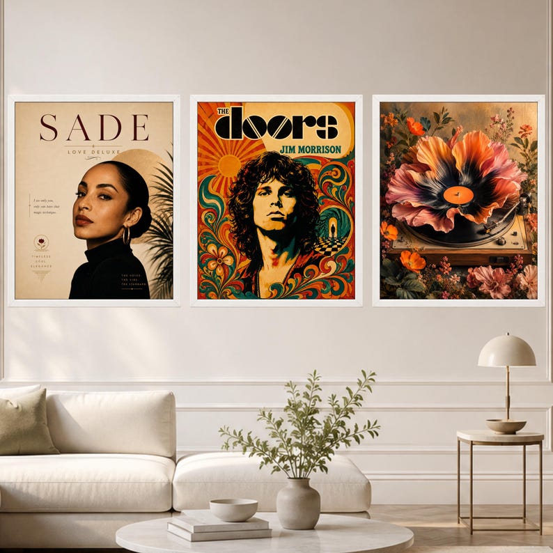 Op de afbeelding: Drie ingelijste wandposters. De linker poster toont Sade met de tekst Love Deluxe. De middelste poster toont een kleurrijk psychedelisch portret van Jim Morrison van The Doors. De rechter poster toont een vinylplaat die bloeit als een bloem.