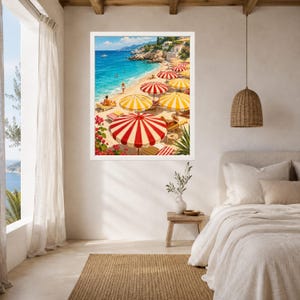 Op de afbeelding: Een ingelijste muurkunstprint met een zonnig mediterraan strandtafereel met levendige rood-wit gestreepte parasols, geel-wit gestreepte parasols, zandstranden, turquoise water, rotsachtige kliffen en bloeiende roze bougainvillea-bloemen.